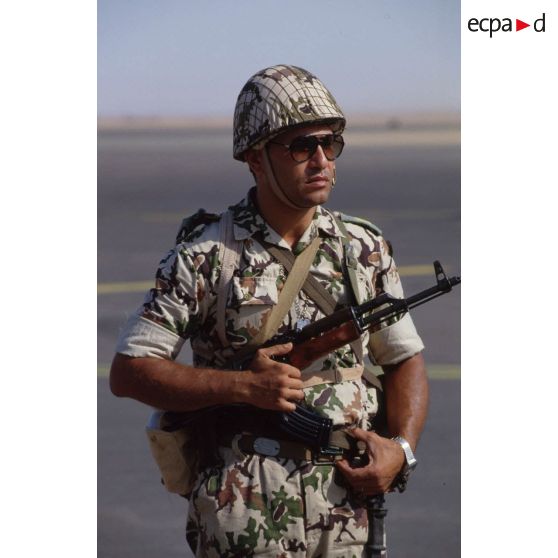 Soldat égyptien sur l'aéroport de Yanbu équipé d'un fusil d'assaut Kalachnikov.