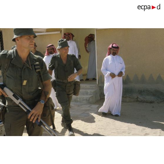Le général de brigade Jean-Charles Mouscardès, commandant la division Daguet, visite un village en compagnie du maire.