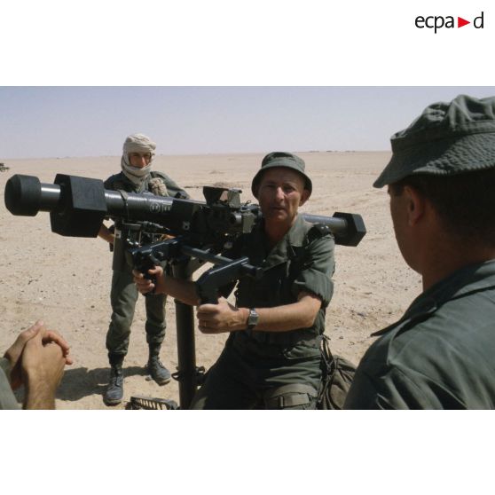 Le général de brigade Jean-Charles Mouscardès, commandant la division Daguet, essaie un missile SATCP (sol-air à trés courte portée) Mistral.