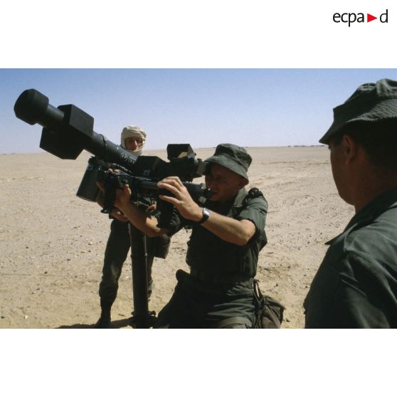 Le général de brigade Jean-Charles Mouscardès, commandant la division Daguet, essaie un missile SATCP (sol-air à trés courte portée) Mistral.