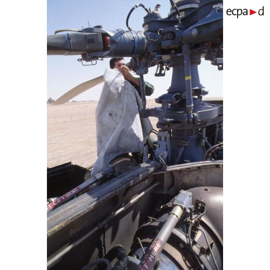 Entretien des hélicoptères de transport Puma SA-330. Protection du rotor par une bâche.