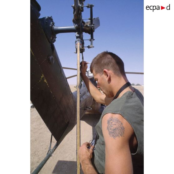 Entretien des hélicoptères de transport Puma SA-330. Vérification des pales.
