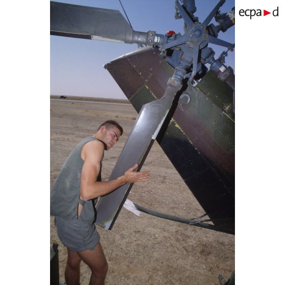 Entretien des hélicoptères de transport Puma SA-330. Vérification des pales.