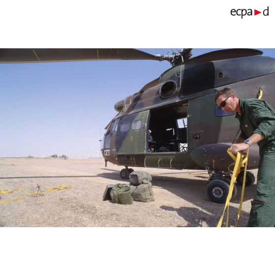 Entretien des hélicoptères de transport Puma SA-330. Arrimage des pales.