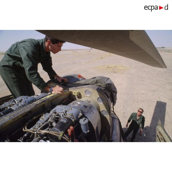 Entretien des hélicoptères de transport Puma SA-330. Protection par une bâche.