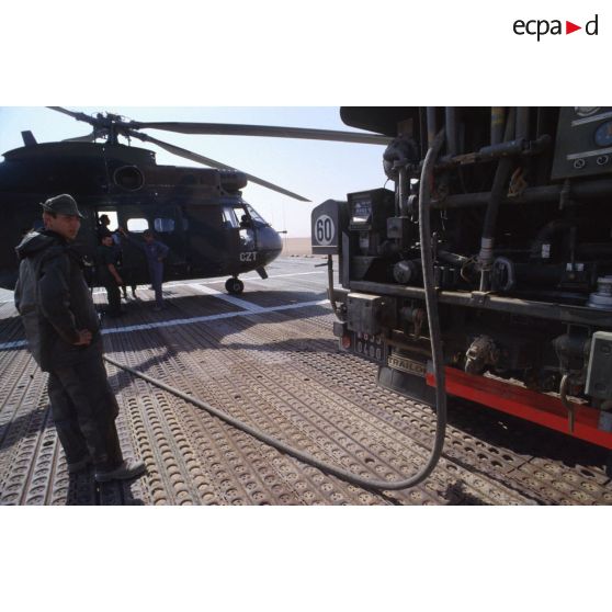 Entretien des hélicoptères de transport Puma SA-330. Ravitaillement en carburant depuis un camion.