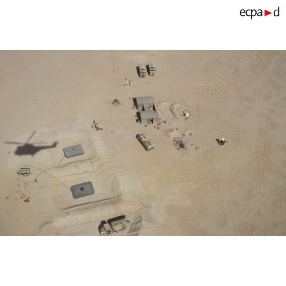 Vue aérienne de réservoirs souples de kérosène et d'installations de ravitaillement du SEA (Service des essences des armées).