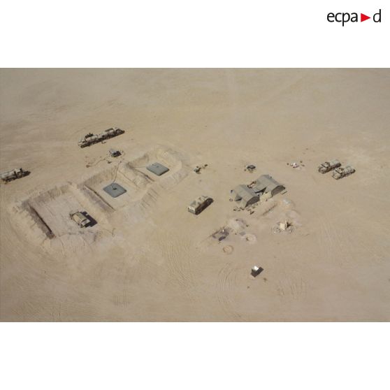 Vue aérienne de réservoirs souples de kérosène et d'installations de ravitaillement du SEA (Service des essences des armées).