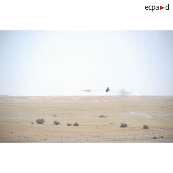 Hélicoptère de combat Gazelle SA-342 en vol d'entraînement au tir de missiles HOT.