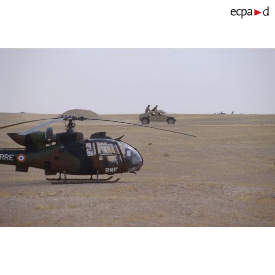 Hélicoptère de combat Gazelle SA-342 en entraînement.