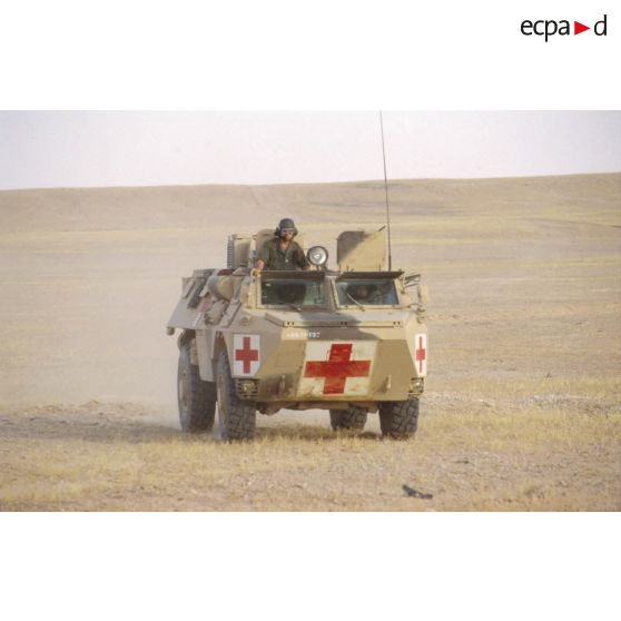 VAB sanitaire évoluant dans le désert de retour d'une position.