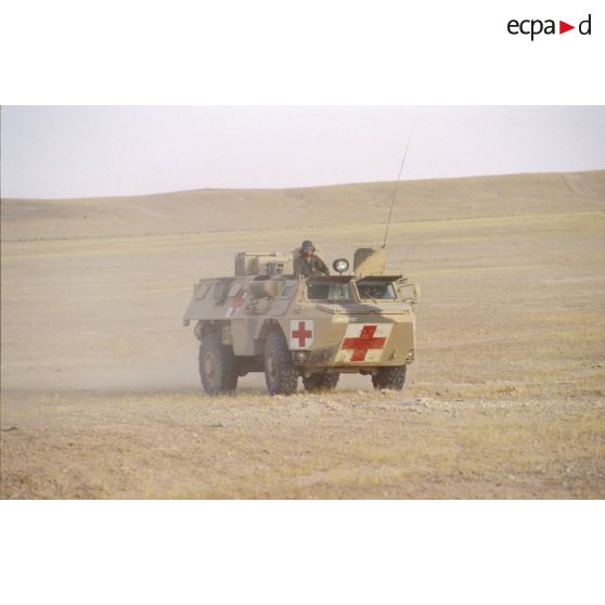 VAB sanitaire évoluant dans le désert de retour d'une position.