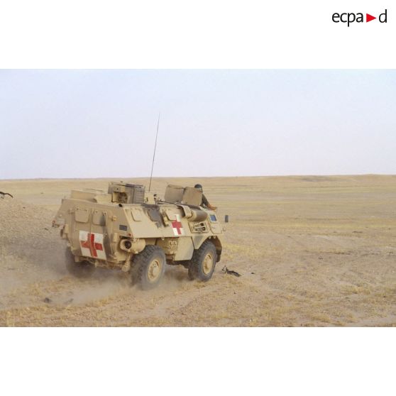 VAB sanitaire évoluant dans le désert de retour d'une position.