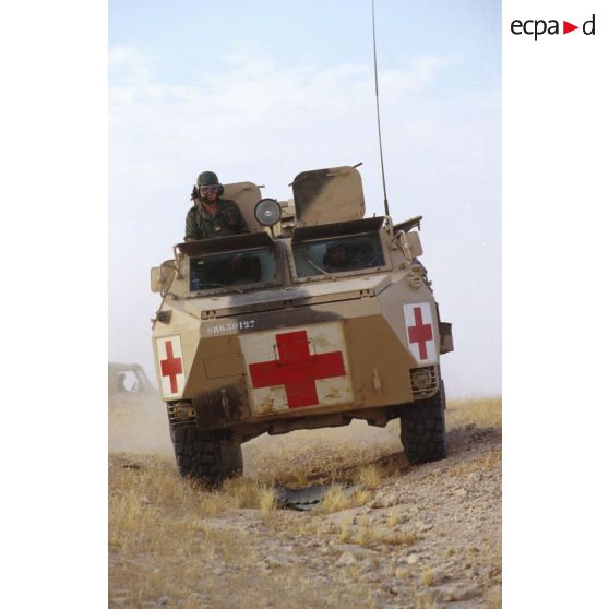 VAB sanitaire évoluant dans le désert de retour d'une position.