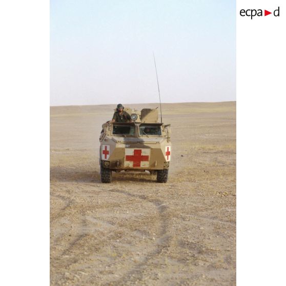 VAB sanitaire évoluant dans le désert de retour d'une position.