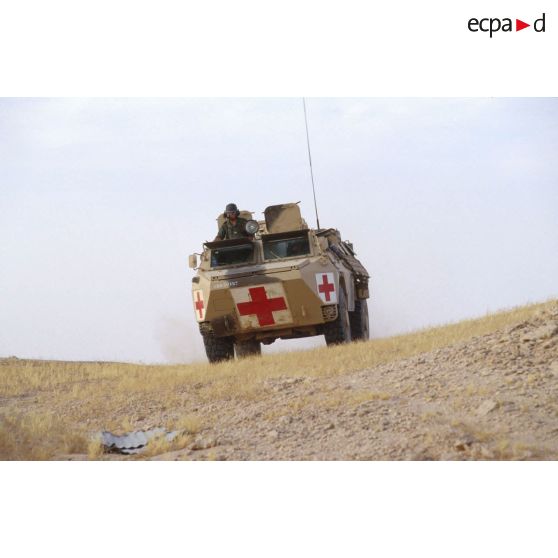 VAB sanitaire évoluant dans le désert de retour d'une position.