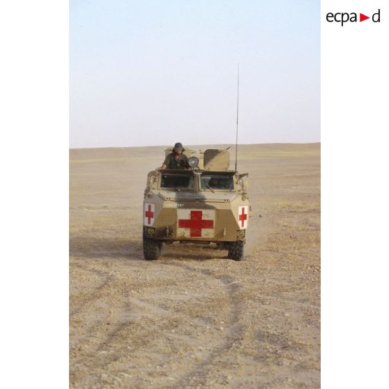 VAB sanitaire évoluant dans le désert de retour d'une position.