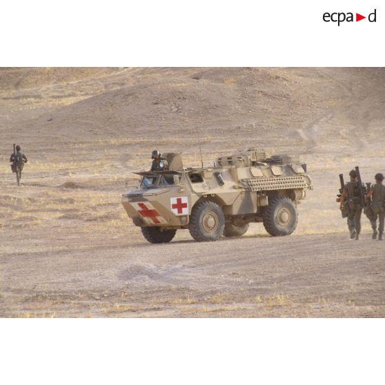 VAB sanitaire évoluant dans le désert de retour d'une position.