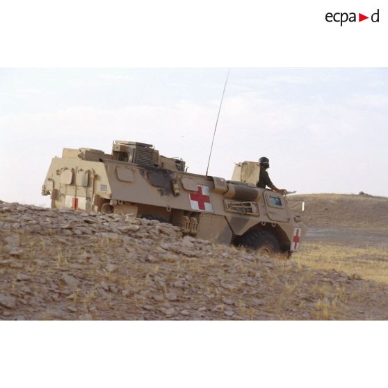 VAB sanitaire évoluant dans le désert de retour d'une position.