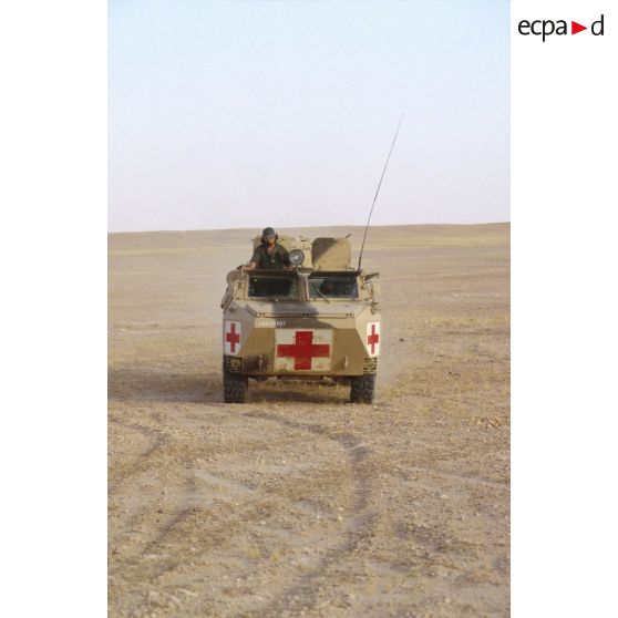 VAB sanitaire évoluant dans le désert de retour d'une position.