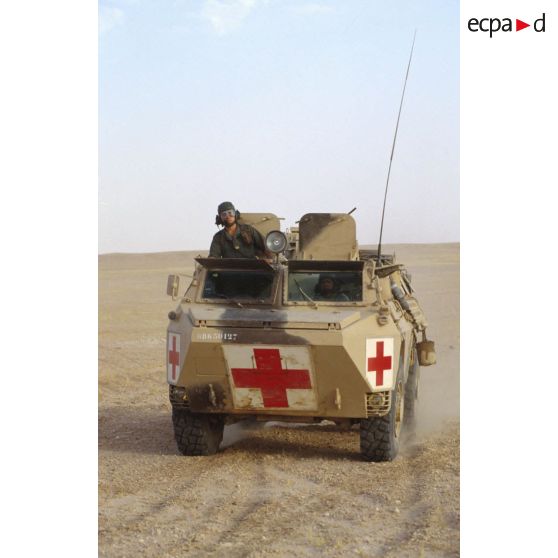 VAB sanitaire évoluant dans le désert de retour d'une position.