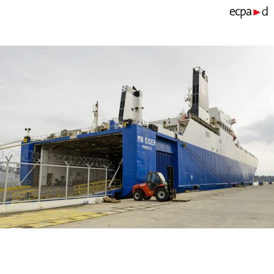 Le cargo roulier MN Eider à quai dans le port de Toulon.