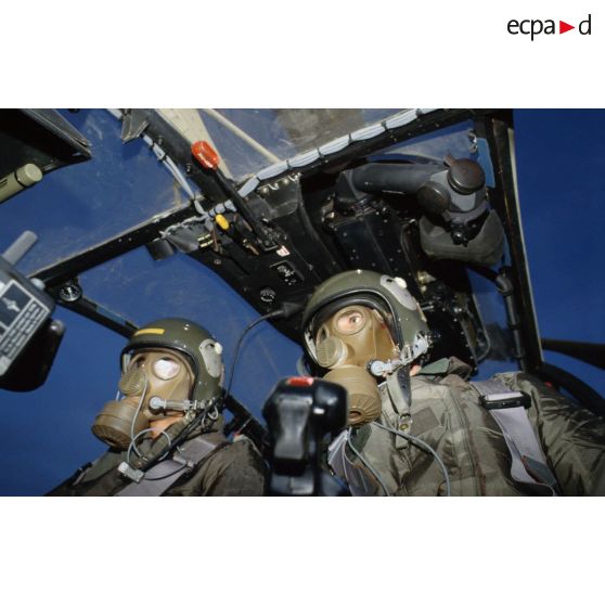 Surveillance du désert depuis la cabine d'un hélicoptère de combat Gazelle.