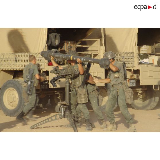 Mise en batterie du lance-missiles sol-air Mistral déchargé d'un VLRA par des hommes du 35e RAP (régiment d'artillerie parachutiste).