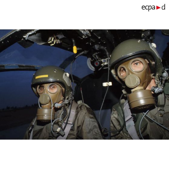 Entraînement au pilotage d'un hélicoptère de combat Gazelle Hot du 5e RHC avec la tenue S-3P (survêtement de protection à port permanent) et l'ANP (appareil normal de protection) pendant un exercice NBC.