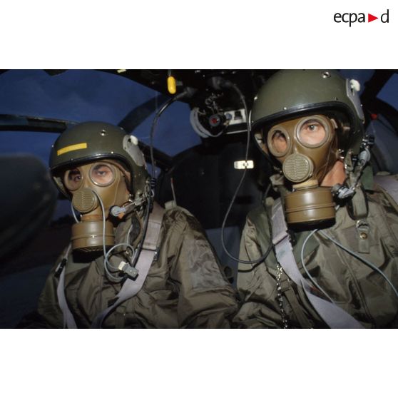 Entraînement au pilotage d'un hélicoptère de combat Gazelle Hot du 5e RHC avec la tenue S-3P (survêtement de protection à port permanent) et l'ANP (appareil normal de protection) pendant un exercice NBC.