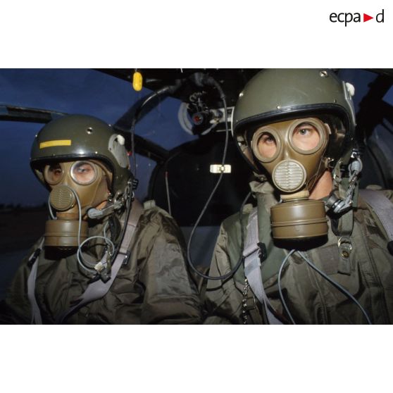 Entraînement au pilotage d'un hélicoptère de combat Gazelle Hot du 5e RHC avec la tenue S-3P (survêtement de protection à port permanent) et l'ANP (appareil normal de protection) pendant un exercice NBC.