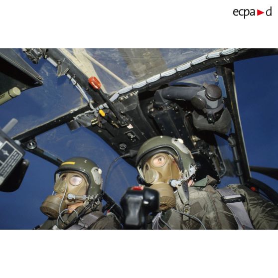 Entraînement au pilotage d'un hélicoptère de combat Gazelle Hot du 5e RHC avec la tenue S-3P (survêtement de protection à port permanent) et l'ANP (appareil normal de protection) pendant un exercice NBC.