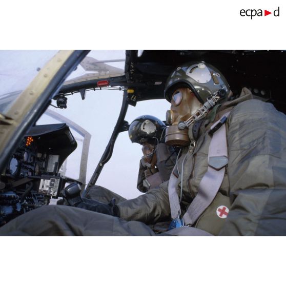 Entraînement au pilotage d'un hélicoptère de combat Gazelle Hot du 5e RHC avec la tenue S-3P (survêtement de protection à port permanent) et l'ANP (appareil normal de protection) pendant un exercice NBC.