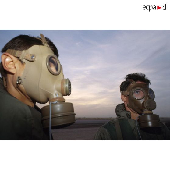 Entraînement de pilotes de Gazelle du 5e RHC avec la tenue S-3P (survêtement de protection à port permanent) et l'ANP (appareil normal de protection) pendant un exercice NBC.