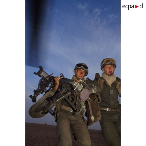 Les servants d'un poste de tir SATCP Mistral du 1er RI vont embarquee à bord d'un hélicoptère.