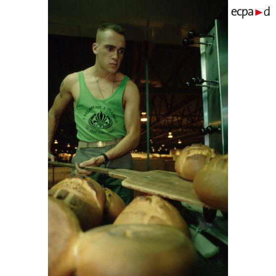 La boulangerie du CAT (commissariat de l'armée de Terre) est installée dans un shelter sous un hangar à CRK (camp du roi Khaled).