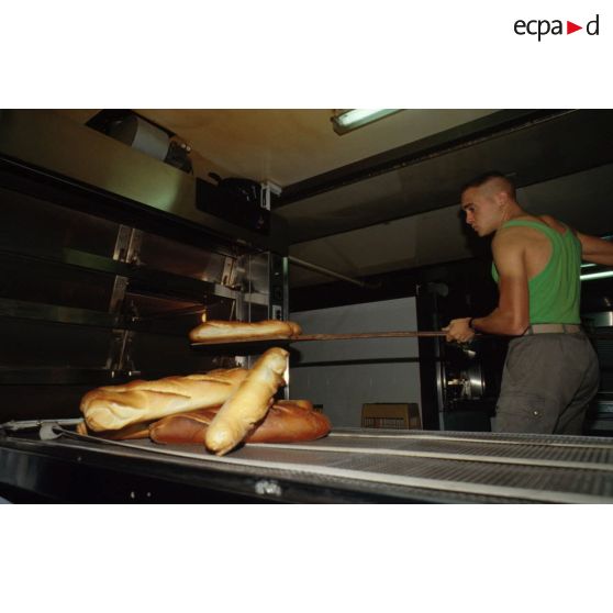 La boulangerie du CAT (commissariat de l'armée de Terre) est installée dans un shelter sous un hangar à CRK (camp du roi Khaled).