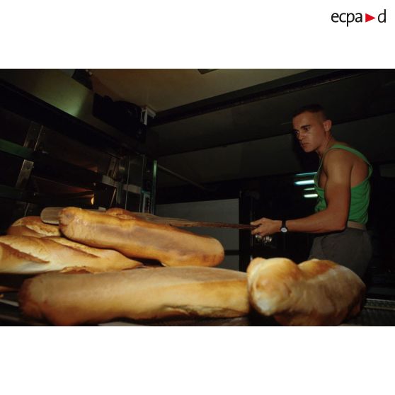 La boulangerie du CAT (commissariat de l'armée de Terre) est installée dans un shelter sous un hangar à CRK (camp du roi Khaled).