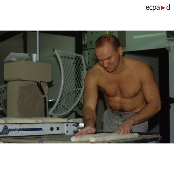 La boulangerie du CAT (commissariat de l'armée de Terre) est installée dans un shelter sous un hangar à CRK (camp du roi Khaled).