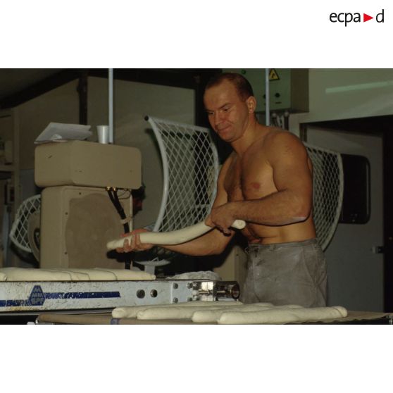 La boulangerie du CAT (commissariat de l'armée de Terre) est installée dans un shelter sous un hangar à CRK (camp du roi Khaled).