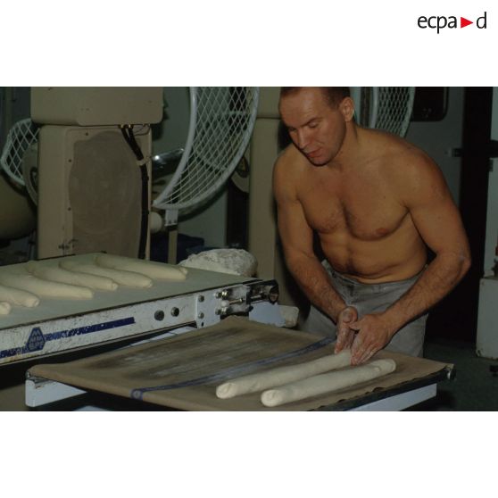 La boulangerie du CAT (commissariat de l'armée de Terre) est installée dans un shelter sous un hangar à CRK (camp du roi Khaled).