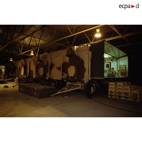 La boulangerie du CAT (commissariat de l'armée de Terre) est installée dans un shelter sous un hangar à CRK (camp du roi Khaled).