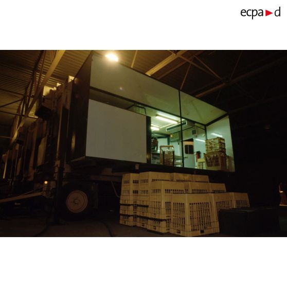 La boulangerie du CAT (commissariat de l'armée de Terre) est installée dans un shelter sous un hangar à CRK (camp du roi Khaled).