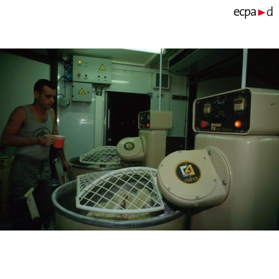 La boulangerie du CAT (commissariat de l'armée de Terre) est installée dans un shelter sous un hangar à CRK (camp du roi Khaled).