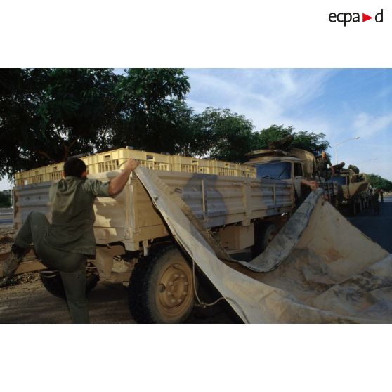 Le pain fabriqué par la boulangerie est chargé par les hommes du 511e RT sur des camions pour être livré aux troupes stationnées à Hafar al Batin. Les camions ainsi chargés sont bâchés.