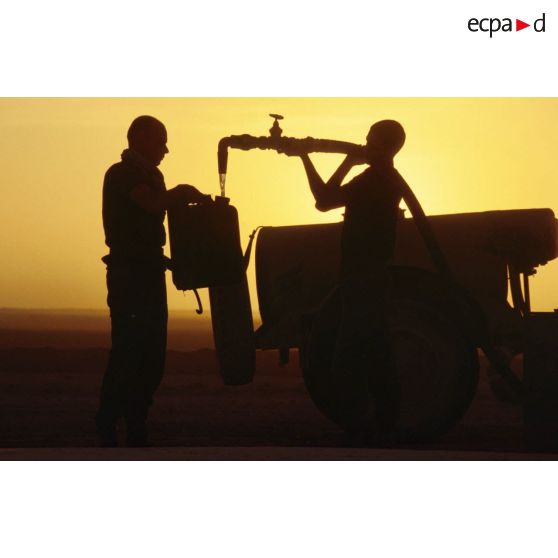 Coucher de soleil sur la station d'épuration et de distribution de l'eau tenue par les éléments du 17e RGP.