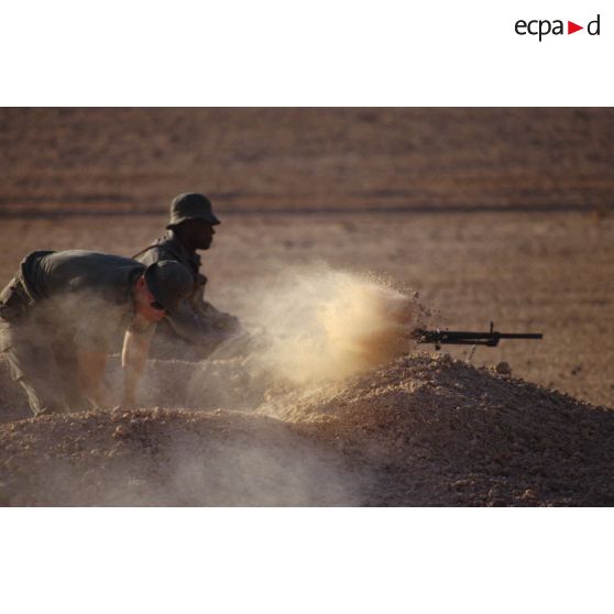 Installation du bivouac du 1er RI pour la nuit, les militaires creusent leurs trous de combat.