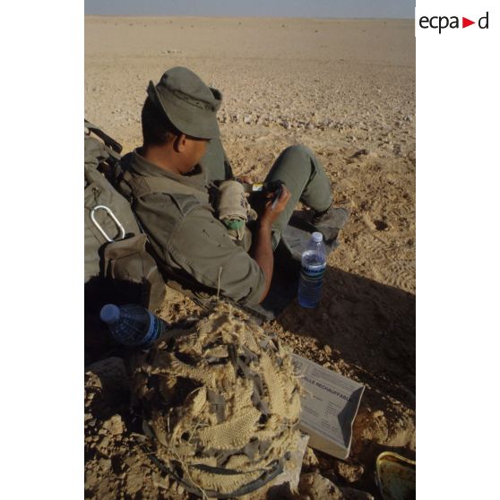 Sentinelle d'un poste de combat et d'observation au bivouac du 1er RI.