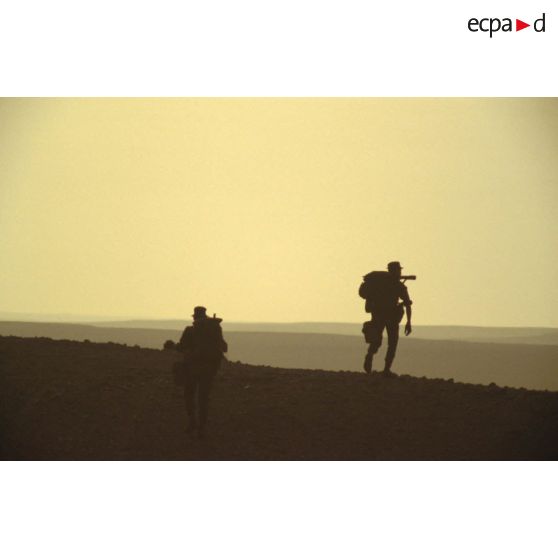 Deux militaires d'un groupe de combat du 1er RI marchent pour rejoindre un lieu d'héliportage par les appareils du 1er RHC (régiment d'hélicoptères de combat).
