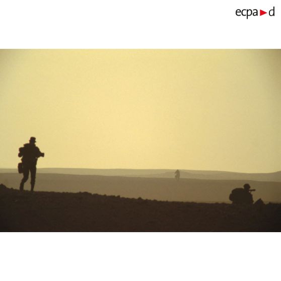 Deux militaires d'un groupe de combat du 1er RI marchent pour rejoindre un lieu d'héliportage par les appareils du 1er RHC (régiment d'hélicoptères de combat).